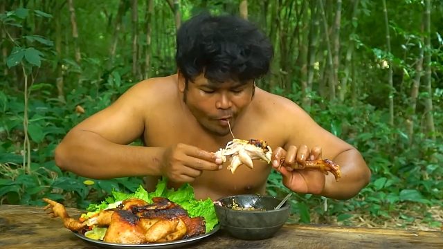 山里的鸡真肥，抓一只烤熟配酸辣酱，真香