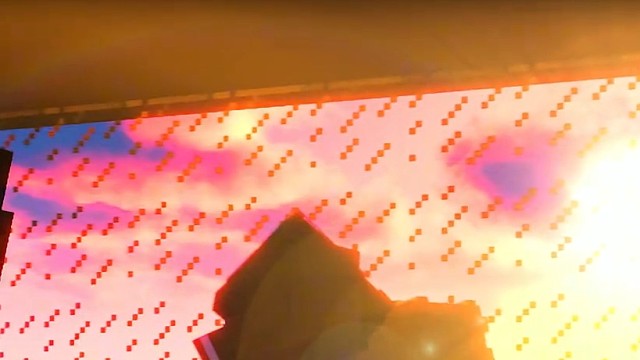 说话就说话，给我俩大比兜是什么意思