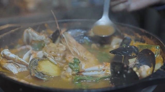 户外露营，来个海鲜小火锅