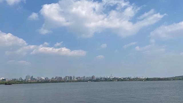 很喜欢骆驼祥子里写一句话：爱与不爱，穷人得在金钱上决定，情种，只能生在大富人家.