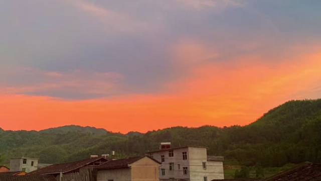 错了错了，错把路灯当月亮了