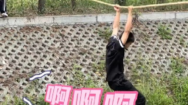 带同学们玩拔河，同学们给老师搭桥