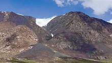 10名游客在吉尔吉斯斯坦境内的天山山脉组团旅行时，突然遭遇高山冰川崩塌，其中一名游客记录下了画面