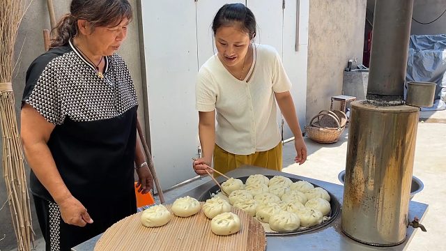 地里的韭菜长肥了，媳妇割一筐回来做包子，皮薄馅多真好吃