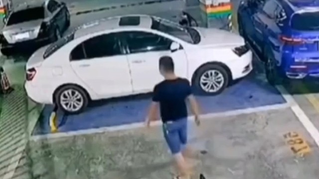 停车被堵了，看这位大哥咋做