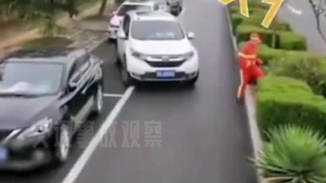 环卫阿姨看不下去了