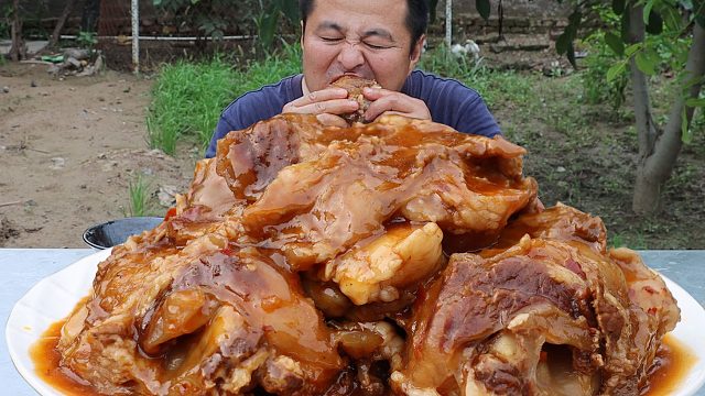 馋牛窝骨了，买了4个做个“红烧牛窝骨”，几口下去幸福的感觉