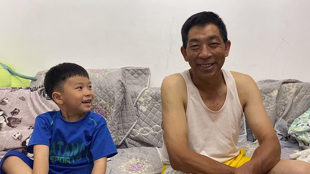 5岁孙子和爷爷说，我妈妈不是外婆亲生的，爷俩的对话太搞笑了