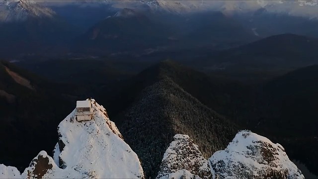 雪山之顶，露营