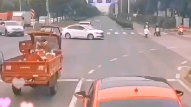 他怎么跑那地方等红灯去了