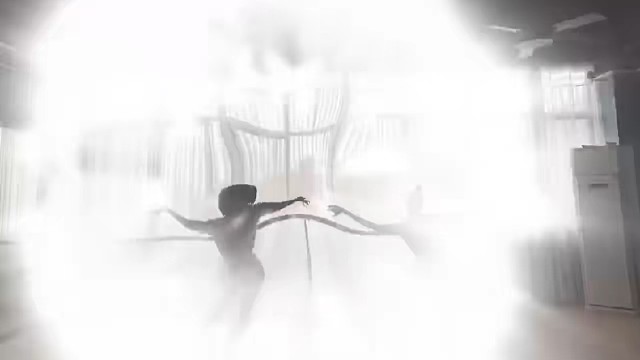 我在贩卖日落，你像神明一样慷慨地将光洒向我，从此人间被点亮。后来才发现那是我眼睛里的光，可那又如何，