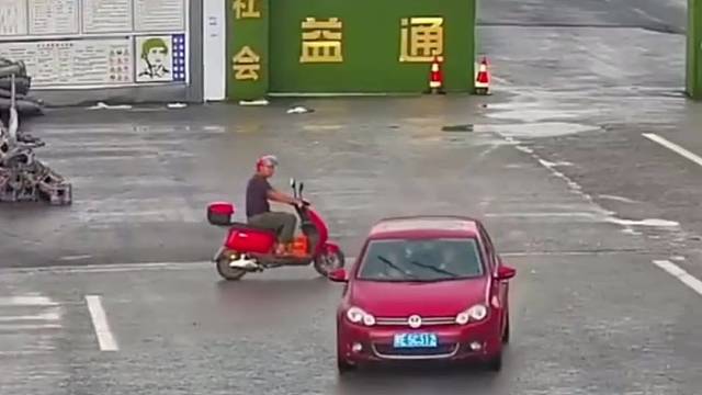 电动自行车横穿马路，交警：全责   ！