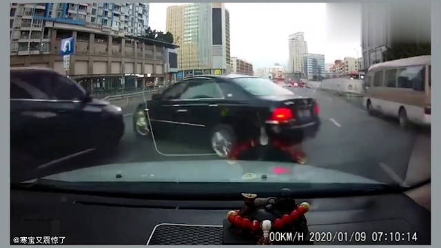 转弯注意观察车辆，注意让行