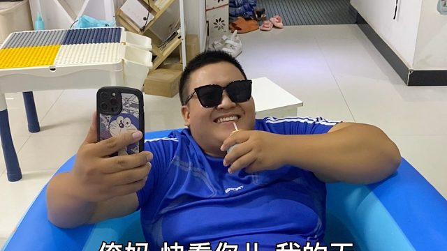 老公弄了个游泳池，媳妇灌满十几桶水，闺女却在一旁开心不起来