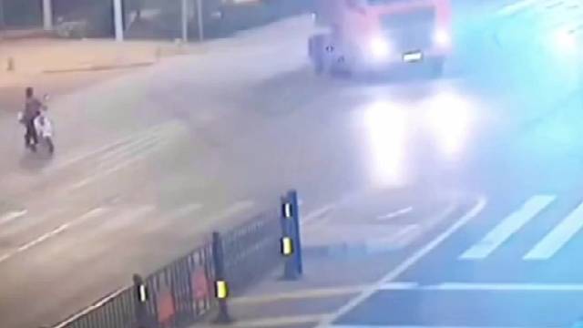 监控下的奇葩车祸爆笑现场