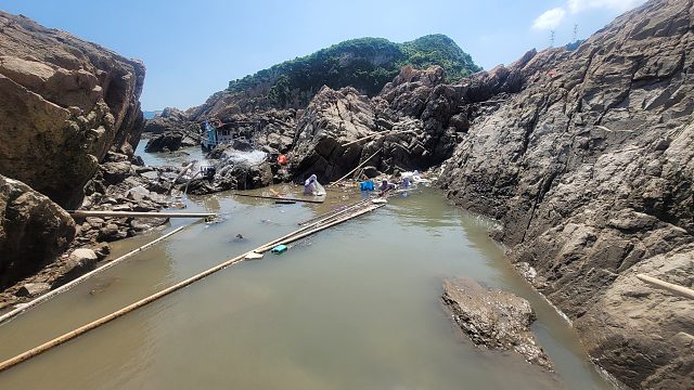 海边退大潮，大伙被坑中漂浮物惊到了，三兄弟狂捡七大袋，大丰收