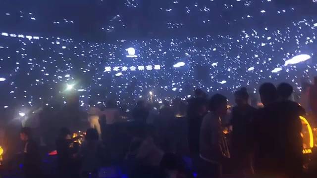 今天的阳光格外滚烫，微风吹过我的大脸蛋子格外迷茫，多希望有人能够看穿理解我的逞强，让我走进他的空调房