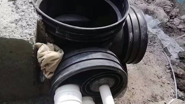 没办法用塑料检查井吗？看支管与主管在同一标高的做法