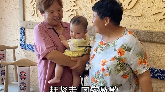 儿媳偷偷请娘家妈去饭店，婆婆竟当着亲家母面训儿媳，场面真温馨