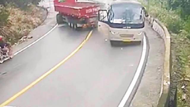 监控下的奇葩爆笑车祸现场