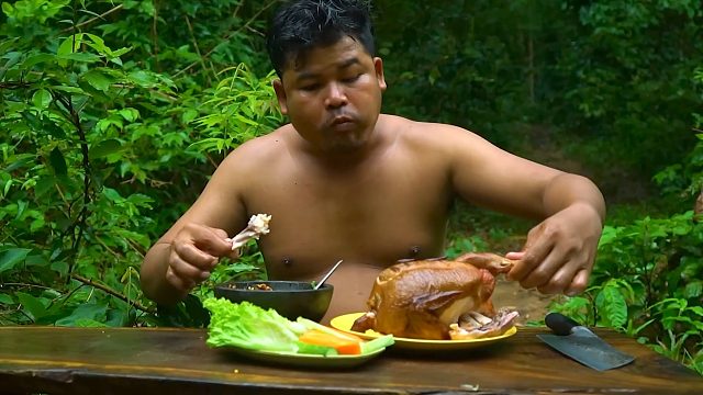 山鸡真肥，抓一只烟熏配酸辣酱，一人一只真过瘾