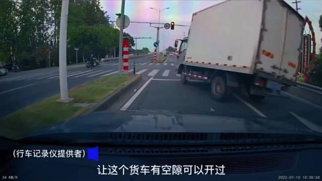 惊险瞬间：视频车预判了所有的预判！