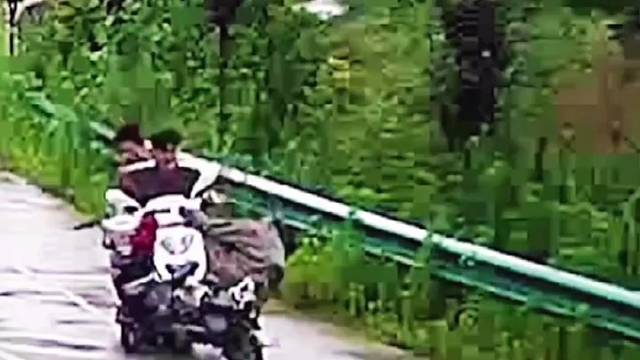 监控下的奇葩爆笑车祸现场