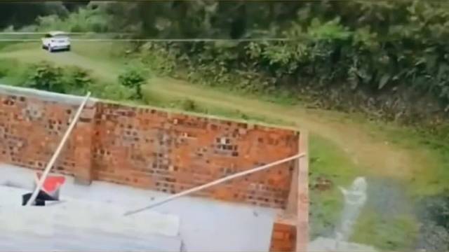 停车一定要拉手刹，女司机看过来！