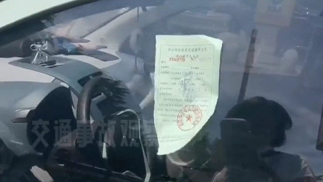 女子被老公贴罚单，打电话老公秒怂