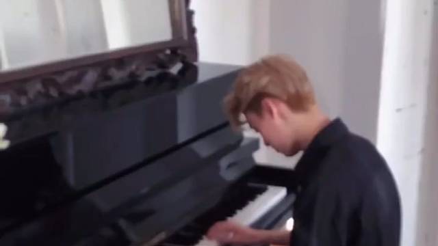 别人说做一件事情非常专注的情况下会忘去一切烦恼，可我干什么事情都会想她