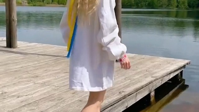 看着都疼，只要她不尴尬，尴尬的就是我们。