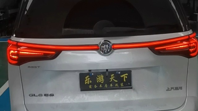 别克gl8贯穿尾灯