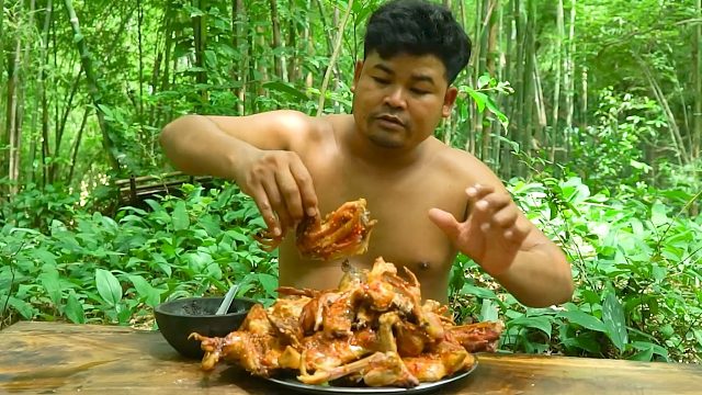 肥土鸡用竹子夹住烤，配上酸辣酱吃真过瘾