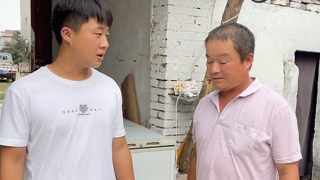 叔叔一人照看对象和婶子，50多就愁白了发，小伙心里既难受又心疼