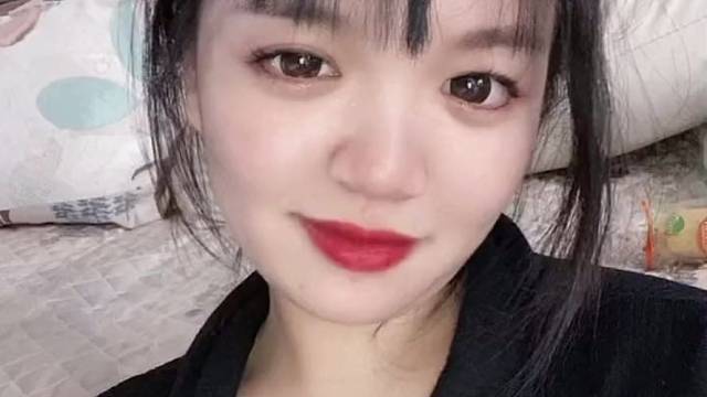 有一只小鸭，踩到了泥以后跑得飞快，然后就睡着了，故事名字就叫:泥快睡鸭。