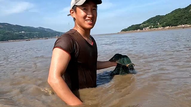 黄河一样的海水抓30斤青蛾，吸引几十人水里摸，还捞到100元RMB