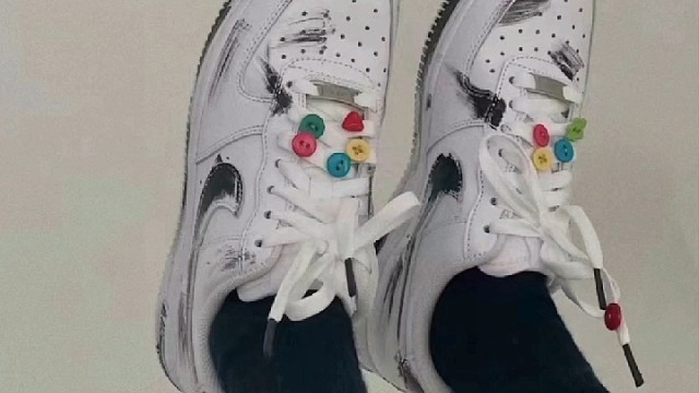 全世界的独一无二

DIY空军等你解锁

买个几双回去随便造都没问题
这tm什么神仙鞋子好美!