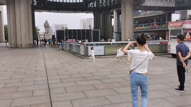 小孩子的快乐就是这么简单。