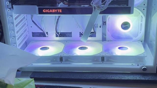 炫一下刚刚到的电脑
12700➕3070ti
以后剪辑视频不会卡啦