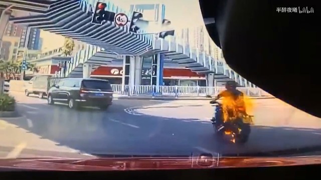 行驶中自燃秒变恶灵骑士