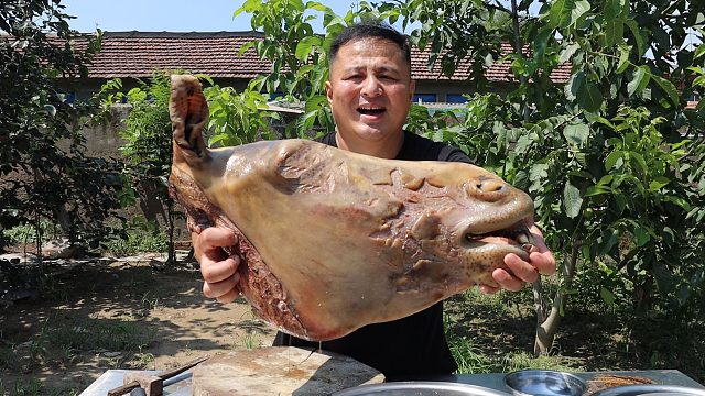 冰箱里还有半个驴头，做个“酱焖驴头”，炖了3个小时，真香呀