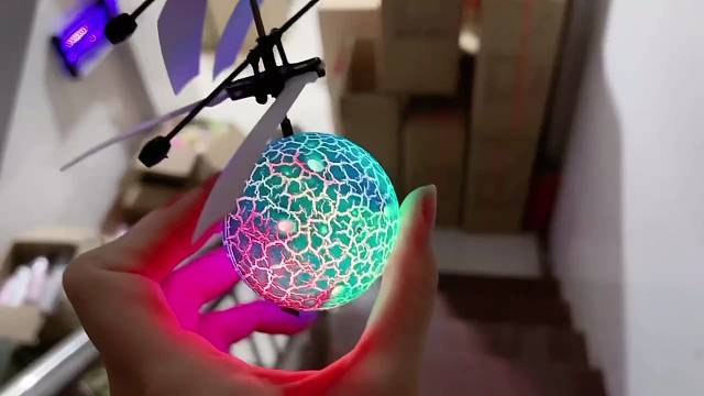 黑科技新奇特飞行玩具、暑假摆摊创业选它！