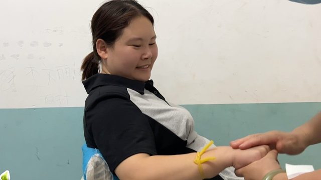 二胎宝妈孕吐打针，老爸去看望给她10000元，面对闺女忍不住流泪