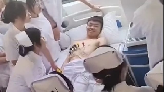 小伙子得病全院护士下班后前去看望