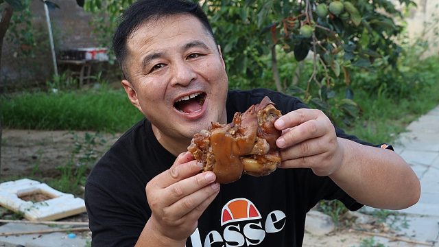 90元买了4个大猪蹄，先卤后烤香喷喷，咬一口让人欲罢不能