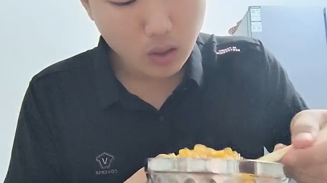农村帅小伙第一次直播吃火鸡面，快给他辣毁了