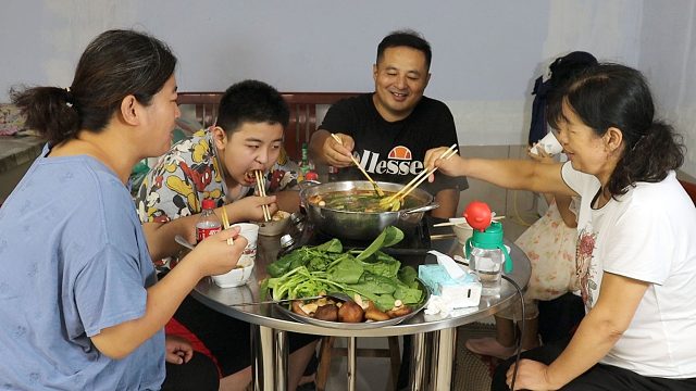 大暑时节，开着空调一家人吃个涮羊肉，羊肉鲜嫩，吃开心了