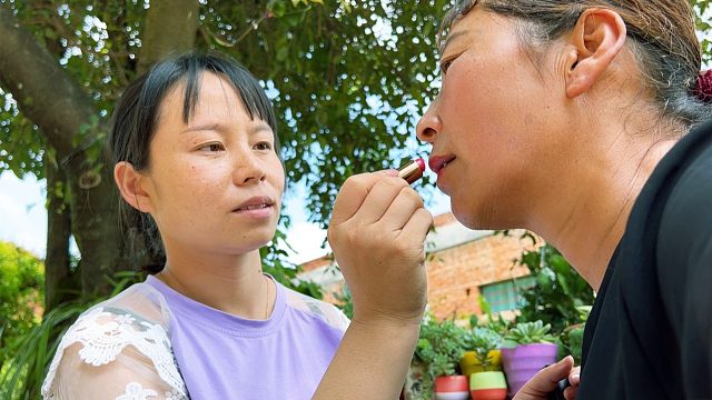 农村婆婆想变美，儿媳给婆婆打扮，看公公什么反应