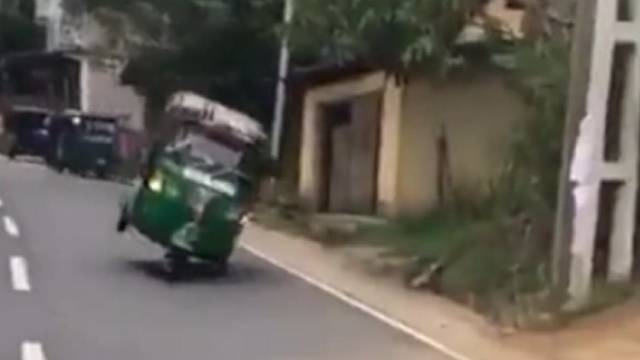 我没看清他的车，只知道他用的惯性漂移法！