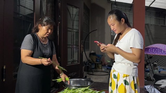 两个半月没交电费，家里突然停电了，看欠了多少钱？把媳妇吓一跳